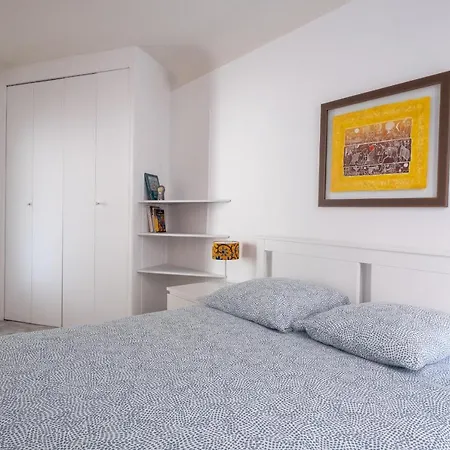 Daire Classical-parisian Near Canal St Martin By Guestready